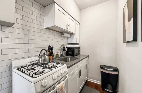 Hyde Park Apartment | Cozy Well-Equipped Studio Apartment