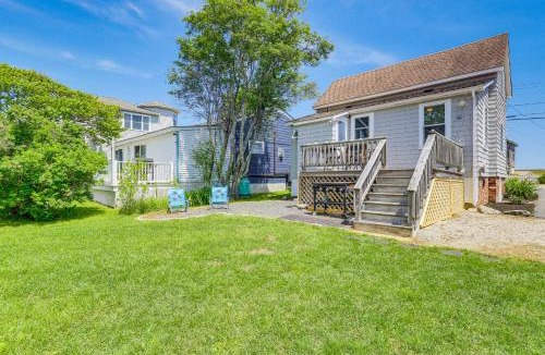 Wells House | Cozy Wells Cottage with Deck Steps to Beach!