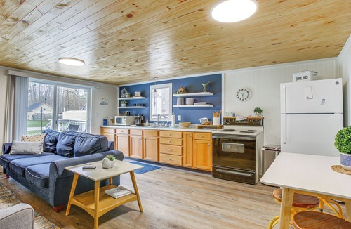 Wellston Cabin | Cozy Wellston Cabin - Walk to Crystal Lake!