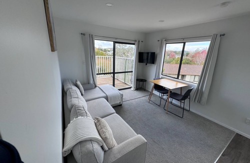 Henderson Apartment | Cozy West Auckland Accomodation