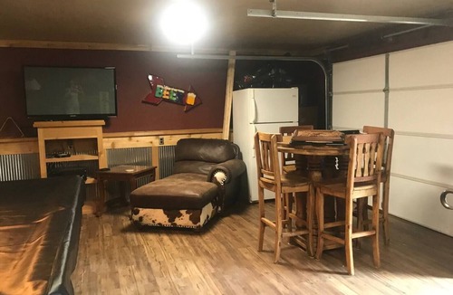 Eufaula Cottage | Cozy western cabin cottage with tons of entertaining space by marina in Eufaula!