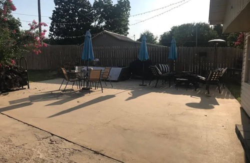 Eufaula Cottage | Cozy western cabin cottage with tons of entertaining space by marina in Eufaula!