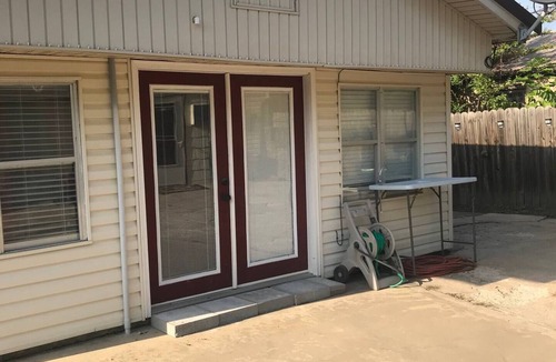 Eufaula Cottage | Cozy western cabin cottage with tons of entertaining space by marina in Eufaula!