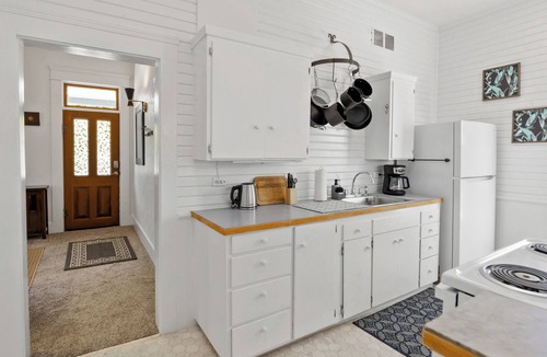 Market District House | Cozy White Lotus in Eugene, just minutes from downtown, sleeps 4 and pet-friendly!