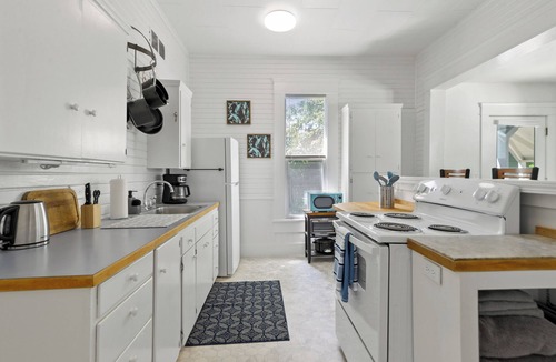 Market District House | Cozy White Lotus in Eugene, just minutes from downtown, sleeps 4 and pet-friendly!
