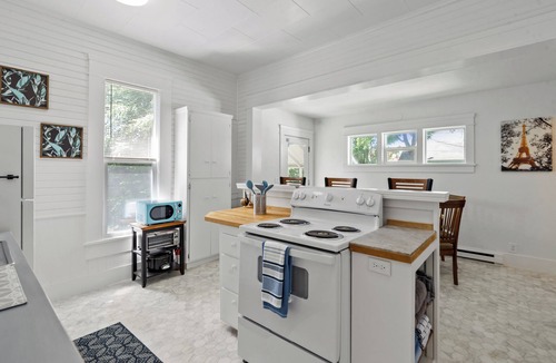Market District House | Cozy White Lotus in Eugene, just minutes from downtown, sleeps 4 and pet-friendly!