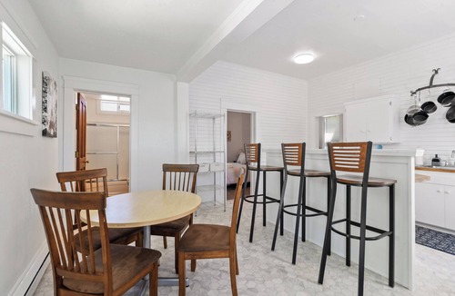 Market District House | Cozy White Lotus in Eugene, just minutes from downtown, sleeps 4 and pet-friendly!
