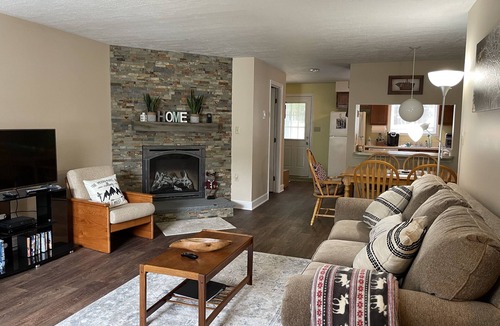 North Woodstock House | Cozy White Mountain Townhouse/Fireplace Sleep 6/Near Loon