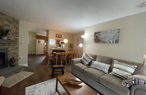 North Woodstock House | Cozy White Mountain Townhouse/Fireplace Sleep 6/Near Loon
