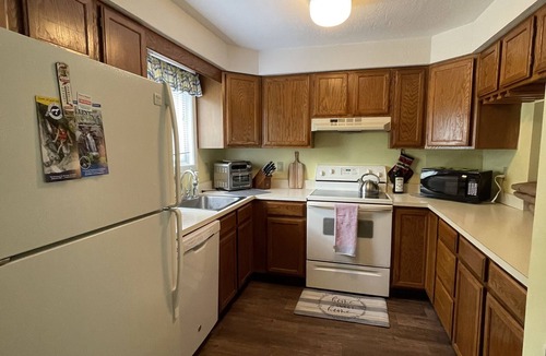 North Woodstock House | Cozy White Mountain Townhouse/Fireplace Sleep 6/Near Loon
