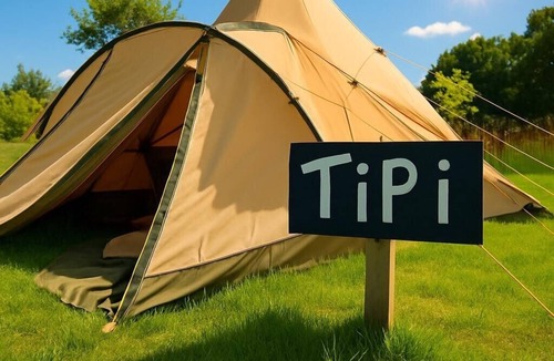 Dwyran Cabin | Cozy Wigwam with Heating & tv