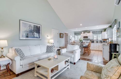 Burdett House | Cozy Wine Country Retreat with Scenic Views