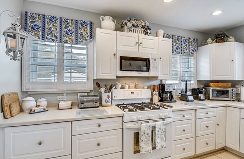 Burdett House | Cozy Wine Country Retreat with Scenic Views