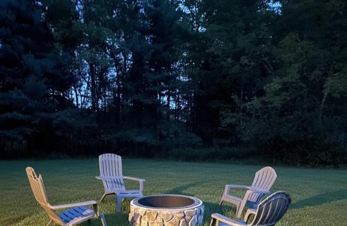 Livingston Manor House | Cozy Winter Chalet on 5 Acres - Fire Pit & Views