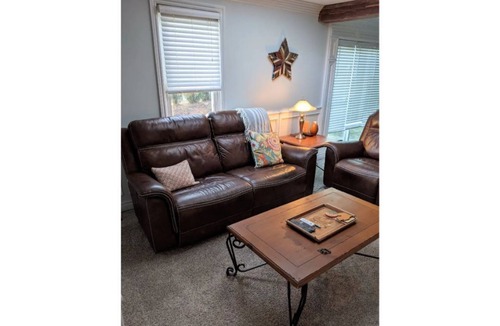 Keego Harbor Cottage | Cozy Winter Hideaway w/ Comfy Couches and New Kitchen!