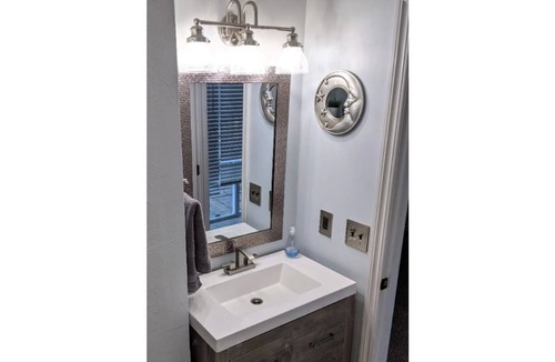Keego Harbor Cottage | Cozy Winter Hideaway w/ Comfy Couches and New Kitchen!