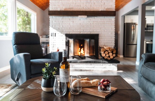 Minden Hills Cottage | Cozy Winter Lake Escape | 10 min from Haliburton - Grand Fireplace - Lakeviews