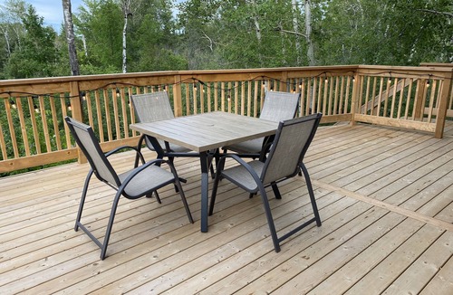 Hillside Beach Cottage | Cozy wooded cottage, with stunning tree-top views & 3 mins from the beach!