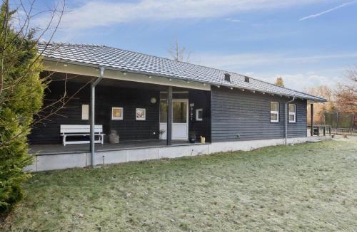 Hoensinge House | Cozy Wooden Cottage Close To Nature And Beach