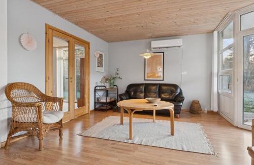 Hoensinge House | Cozy Wooden Cottage Close To Nature And Beach