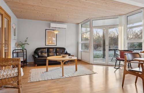 Hoensinge House | Cozy Wooden Cottage Close To Nature And Beach