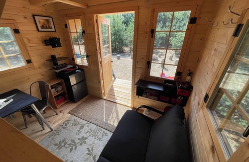 Langton Apartment | Cozy Woodland Bunkie + Outdoor Shower + WiFi