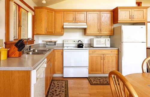Franklin House | Cozy Woodland Hideaway – Peaceful Stay in a Charming Home