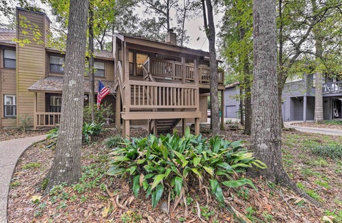 Grogan's Mill Apartment | Cozy Woodlands Townhome w/Deck Near Market Street