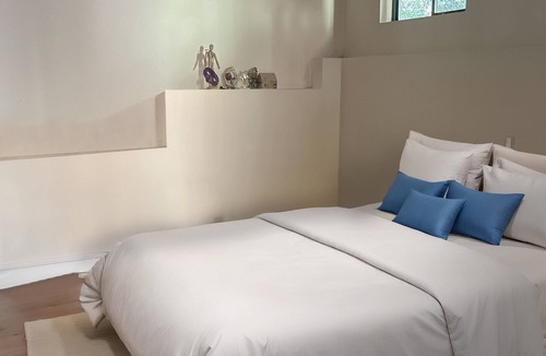 Woodside House | Cozy Woodside Cottage