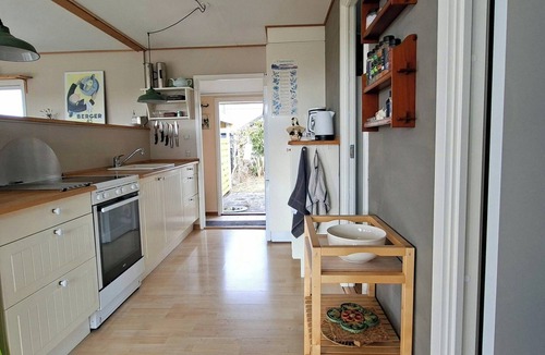 Frolunde House | Cozy yellow holiday home with sea view