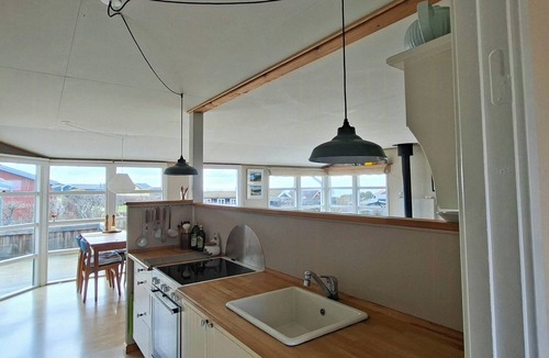 Frolunde House | Cozy yellow holiday home with sea view