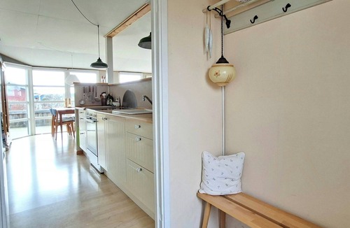 Frolunde House | Cozy yellow holiday home with sea view