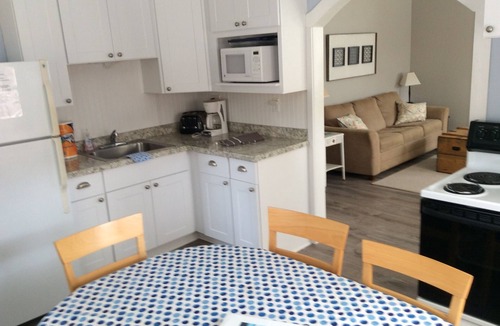 Higgins Lake Cottage | Cozy Yellow Lakefront Cottage