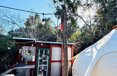 Cardinal Hills Estates Cabin | Cozy Yurt in perfect Austin with AC, Free Wifi, free Parking & jacuzzi use
