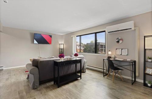 Aurora Apartment | Cozy2bd Aurora Chgolnd Freeparkg Sleeps6 FreeWI-FI