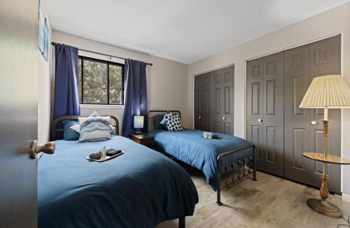 Aurora Apartment | Cozy2bd Aurora Chgolnd Freeparkg Sleeps6 FreeWI-FI