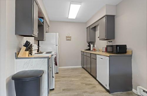 Aurora Apartment | Cozy2bd Aurora Chgolnd Freeparkg Sleeps6 FreeWI-FI
