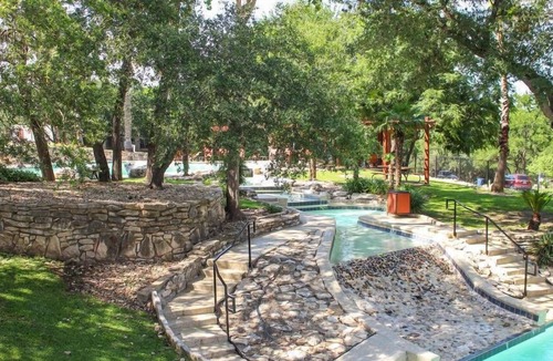 Barton Hills Apartment | CozySuites 2BR Apartment Skyline Barton Creek #05