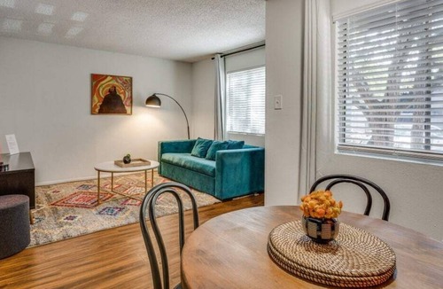 Barton Hills Apartment | CozySuites 2BR Apartment Skyline Barton Creek #05
