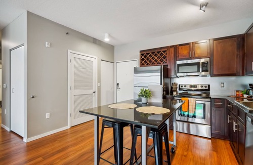 Mill District Apartment | CozySuites 2BR Mill District with gym # 01