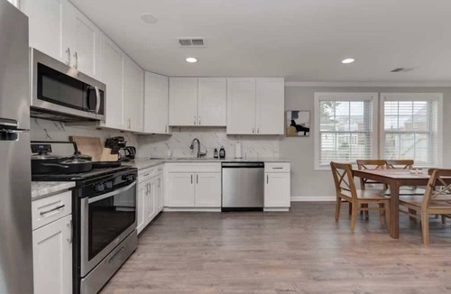 Potomac West Condo | CozySuites 3BR/3BA Charming Colonial Home