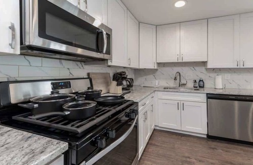 Potomac West Condo | CozySuites 3BR/3BA Charming Colonial Home
