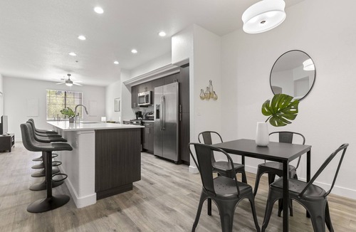 Glendale Sports and Entertainment District Apartment | CozySuites at Glendale