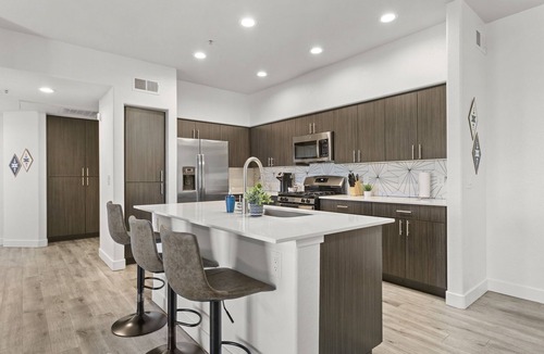 Glendale Sports and Entertainment District Apartment | CozySuites at Glendale