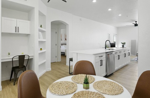 Glendale Sports and Entertainment District Apartment | CozySuites at Glendale