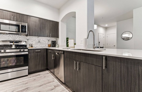 Glendale Sports and Entertainment District Apartment | CozySuites at Glendale