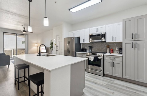 Glendale Sports and Entertainment District Apartment | CozySuites at Zone Westgate