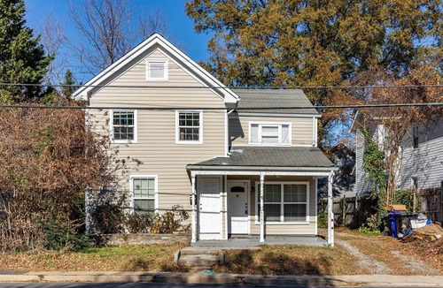 Bluemont House | CozySuites | Cozy House 10min to Monuments & DC