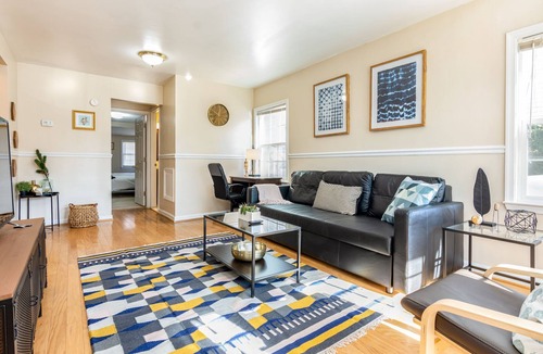Bluemont House | CozySuites | Cozy House 10min to Monuments & DC