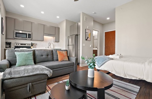 Downtown Minneapolis Apartment | CozySuites in Marquee Studio Queen with pool & gym